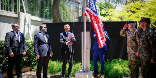 Departamento de Estado califica de histórico el izamiento de la bandera estadounidense por primera vez desde 2012 sobre la residencia del embajador en Damasco