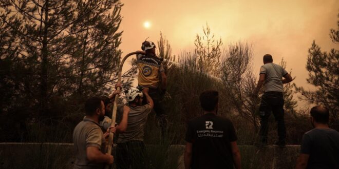 Incendios en Latakia arrasan más de 15.000 hectáreas de bosques, informa ministro sirio