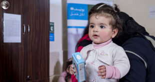 KSrelief y UNICEF unen refuerzos contra la desnutrición en Siria El Centro Rey Salman para el Socorro y la Ayuda Humanitaria (KSrelief) reforzó su compromiso con la lucha contra la desnutrición infantil y materna en Siria. En colaboración con UNICEF, KSrelief financió programas alimentarios cruciales en la provincia siria de Hama, en el centro del país. Más de 19.600 madres y niños se han beneficiado a través de clínicas fijas y equipos móviles, según publicó el Centro en la plataforma X. Además, una campaña de sensibilización ha capacitado a 12.000 cuidadores sobre las mejores prácticas de nutrición infantil. Estas iniciativas forman parte de un amplio esfuerzo humanitario de KSrelief en Siria, que abarca alimentación, salud y educación.
