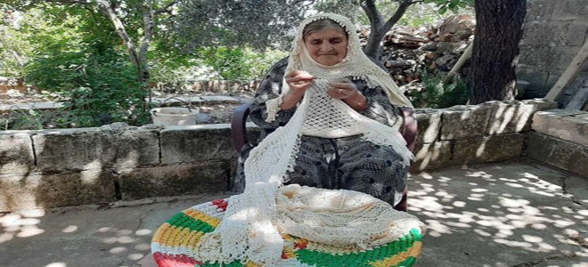 que los equipos de extinción han logrado controlar casi por completo los incendios forestales que afectan la provincia de Latakia, con excepción de dos focos activos ubicados en zonas de difícil acceso en la región montañosa de Jabal Turkmen. Según explicó el ministro en declaraciones a la prensa, uno de los focos se encuentra en un valle al que solo se puede acceder por vía aérea, mientras que el otro está situado en una ladera minada, lo que impide el ingreso de los equipos terrestres. Esta mañana se registraron explosiones esporádicas en esa zona, aunque no se reportaron heridos entre los brigadistas. Al-Saleh destacó que existe una coordinación constante con varios países, incluidos naciones europeas e Iraq, para intensificar la intervención aérea. En ese sentido, Turquía fue el primer país en responder, enviando 12 aviones cisterna, vehículos especializados y unidades terrestres de apoyo. También colaboran equipos de Jordania y Líbano, junto con el respaldo aéreo del Ministerio de Defensa sirio. El ministro lamentó que algunos miembros de la Defensa Civil resultaron gravemente heridos al quedar atrapados por las llamas durante las labores de extinción. A pesar de ello, los equipos restantes —incluyendo brigadas de silvicultura, bomberos, defensa civil y personal internacional— continúan trabajando con total compromiso y preparación. La situación permanece controlada en la mayoría de las zonas afectadas, aunque persisten importantes desafíos debido al terreno escarpado y las condiciones climáticas cambiantes. Los esfuerzos por sofocar por completo los incendios continúan sin cesar. Hasta el momento, los incendios han arrasado con al menos 13 mil hectáreas de bosques y tierras agrícolas en el norte de la provincia de Latakia.