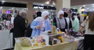 Mujeres de Homs exhiben sus artesanías en un bazar