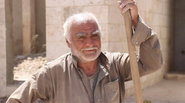 Pese a su avanzada edad, Abdul-Aleem Hashash no pierde la esperanza de reconstruir su hogar
