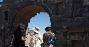 Turistas de Europa, Asia y América visitan Bosra Al-Sham y elogian su importancia histórica