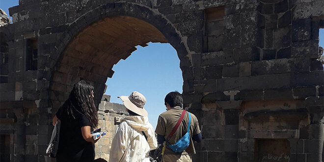 Turistas de Europa, Asia y América visitan Bosra Al-Sham y elogian su importancia histórica