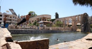 Niños sirios juegan en las norias en el río Orontes
